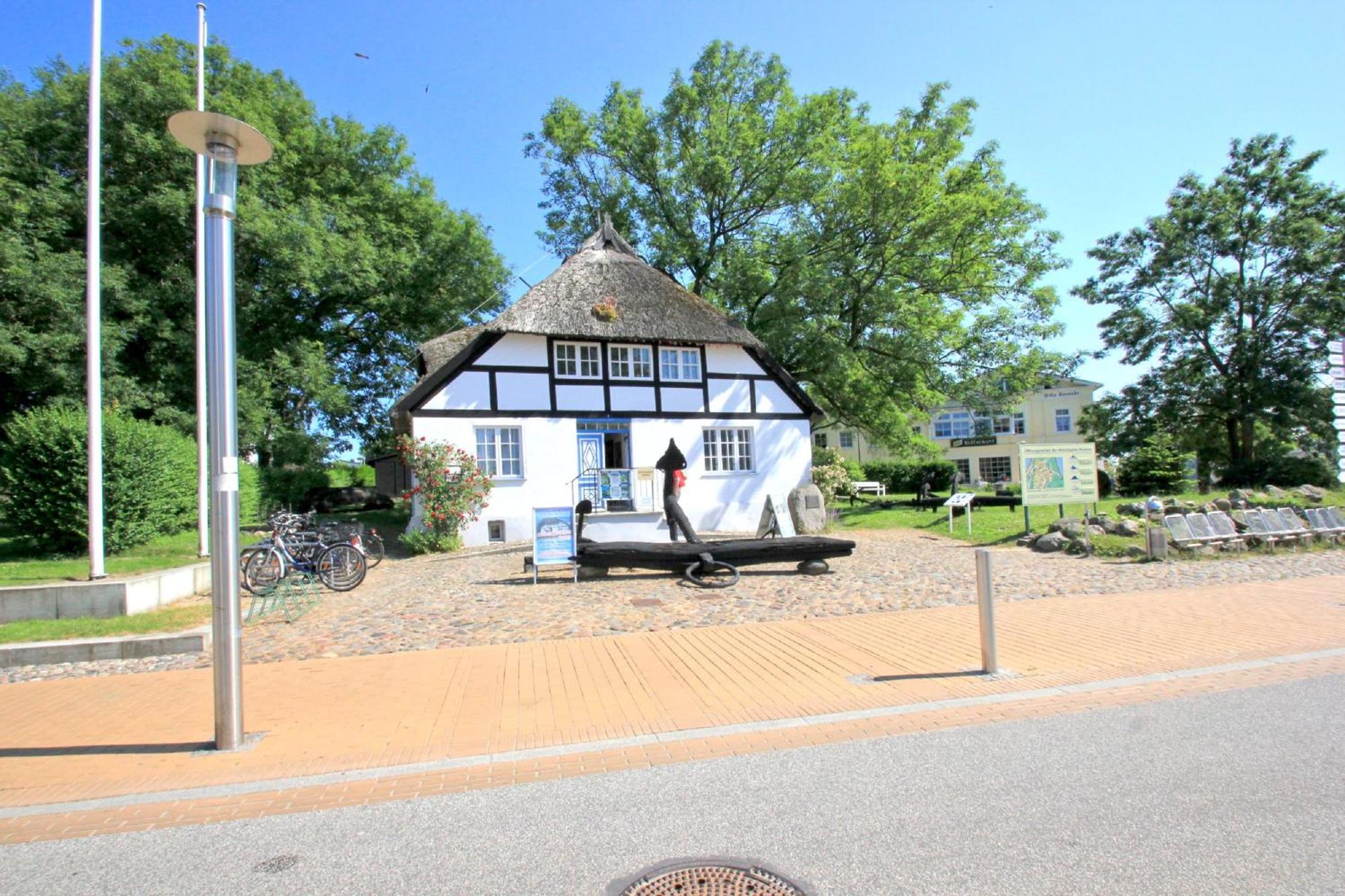 Fewo Mit Terrasse, Gratis Nutzung Vom Ahoi Erlebnisbad Und Sauna In Sellin - Haus Blick Zur See Fewo 13 Goehren  Exterior foto
